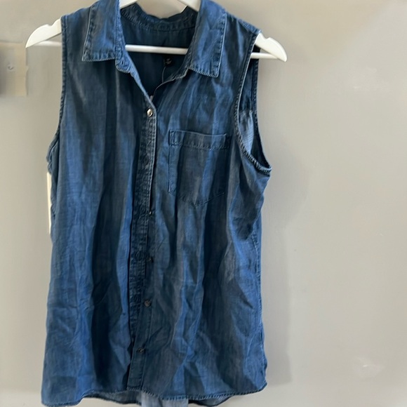 Banana republic sleeveless chambray - Picture 1 of 6